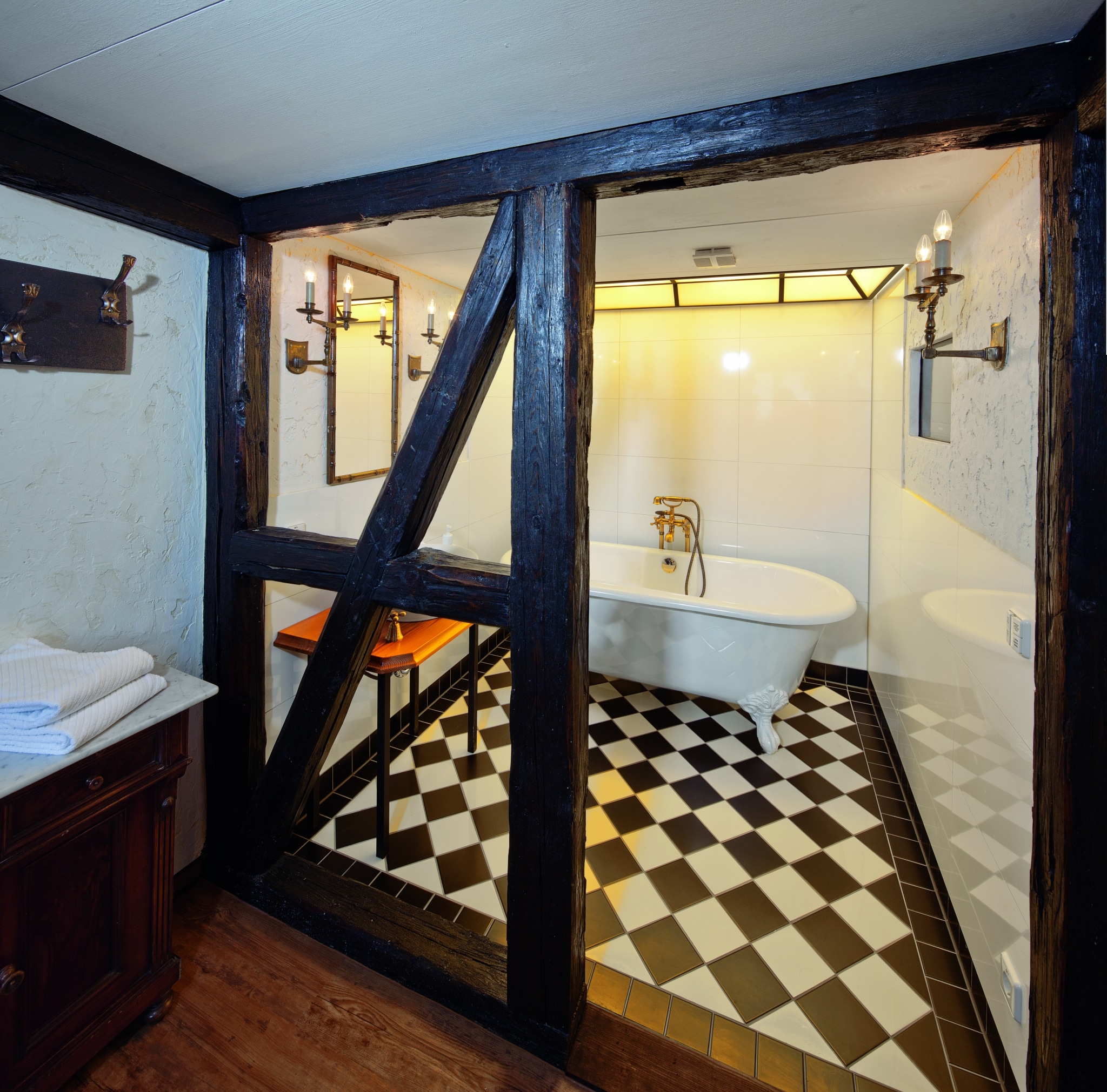 Historisches Badezimmer mit Wanne in der Suite des Hotel Schiff am Schluchsee